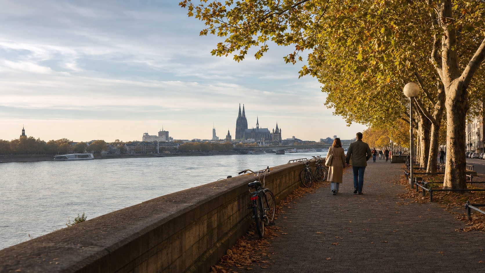 Uferpromenade am Rhein im Herbst